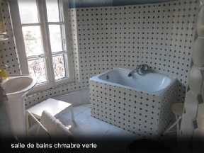 bath room of green room chateau Massal